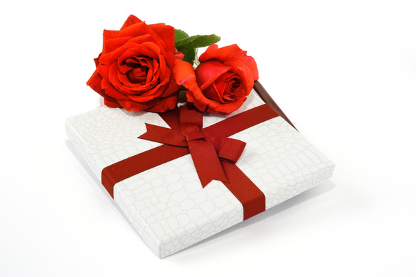 Roses and Gift box - Foto, afbeelding