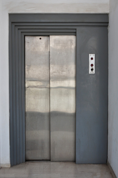 Aufzug mit Schiebetüren - Foto, Bild