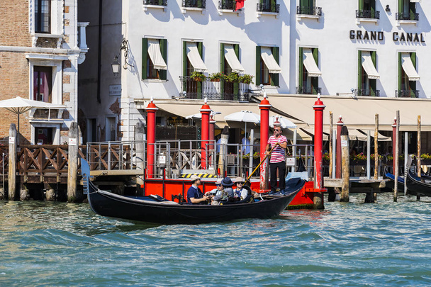 ITALY, VENICE - 5 SEPTEMBER, 2018: Men gondoliers drive gondolas with tourists in Venice in Italy.  - Фото, зображення