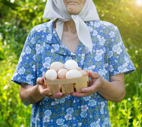 Roztomilá babička má podnos s vejci. Uzavřít se selektivním zaměřením na vejce nebo vejce.  - Fotografie, Obrázek