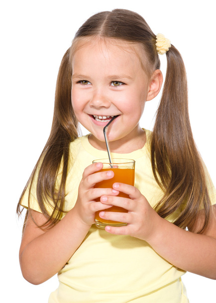 Little girl is drinking carrot juice - Valokuva, kuva