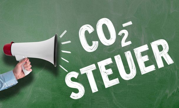 kezében megafon vagy Bullhorn ellen Chalkboard szöveg CO2-Steuer, a német szén-dioxid-adó - Fotó, kép