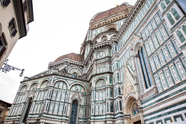 Fassade der schönen Florenz-Kathedrale, die 1436 geweiht wurde - Foto, Bild