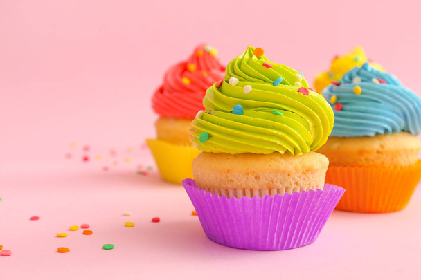 Сладкий вкусный кекс на цветном фоне
 - Фото, изображение