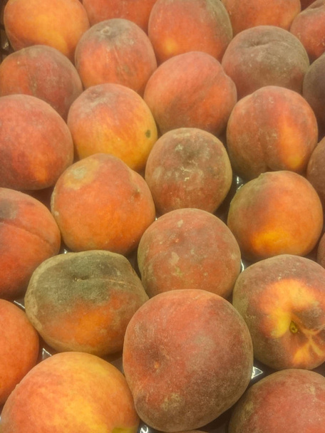 Fresh Organic Peaches Heap Of Fresh Ripe Peaches At A Turkish Street Market. - Foto, Bild