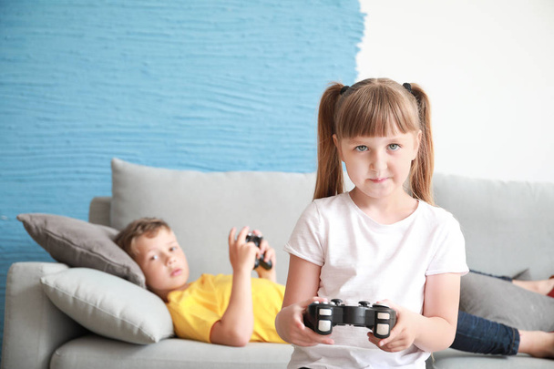 Niños pequeños con adicción a los videojuegos que descansan en casa
 - Foto, Imagen
