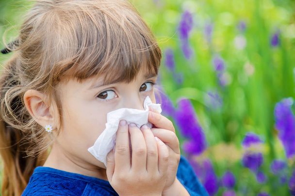 Allergie saisonnière chez un enfant. Coryza. Concentration sélective
. - Photo, image
