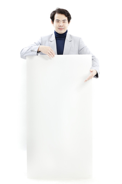 Молодий чоловік тримає порожній рекламний щит
 - Фото, зображення