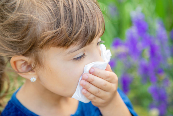 Allergia stagionale in un bambino. Coryza. Focus selettivo
. - Foto, immagini