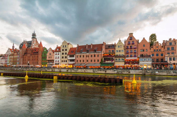 Muhteşem günbatımı Gdansk eski şehir ve ünlü vinç. Gdansk. Polonya - Fotoğraf, Görsel