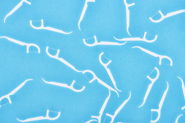 vista superior de varas de fio dental branco isolado em azul
  - Foto, Imagem