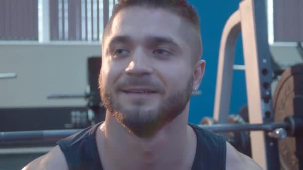 Portrait of bodybuilder telling something - Filmati, video
