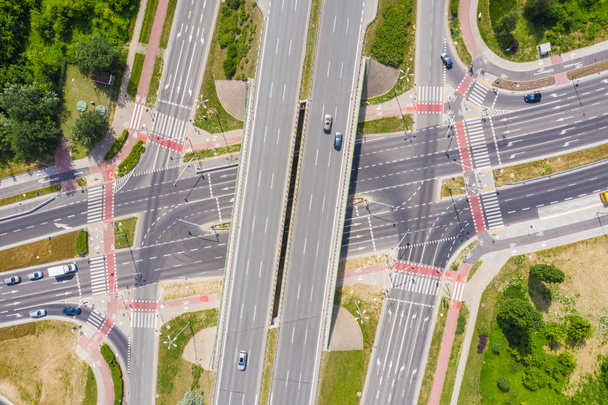 Verkeerswegen op snelweg kruising. Luchtfoto. Groene Fores - Foto, afbeelding