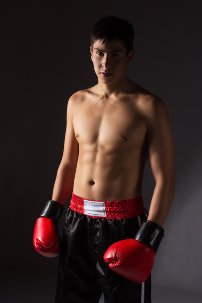 若い男性のキック ボクサー - 写真・画像