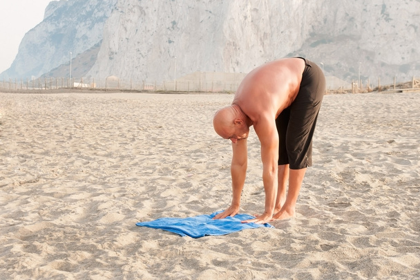 Uomo felice e di successo praticare yoga
 - Foto, immagini