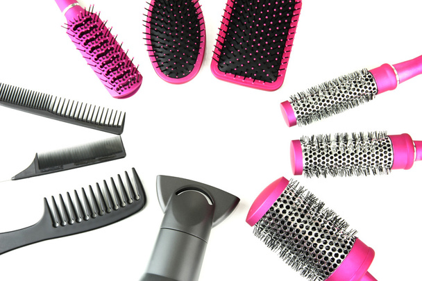 Tara fırçalar, saç kurutma makinesi ve üzerinde beyaz izole kesme makası - Fotoğraf, Görsel