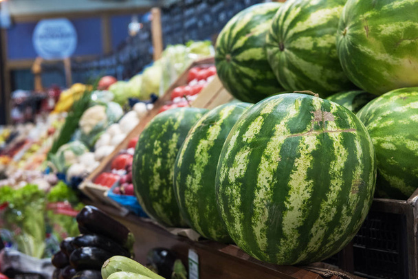 Ripe watermelons in farmer market - Foto, Bild