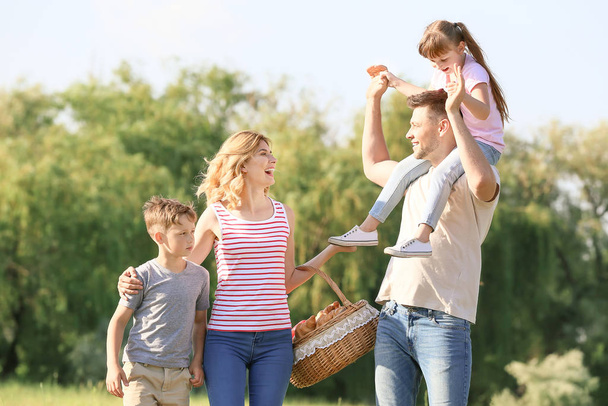 Счастливая семья гуляет в парке в летний день
 - Фото, изображение