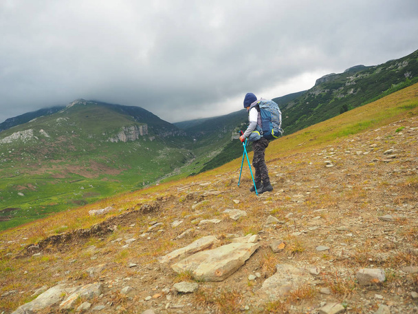 jongetje met wandelen in de schilderachtige bergen rugzak - Foto, afbeelding