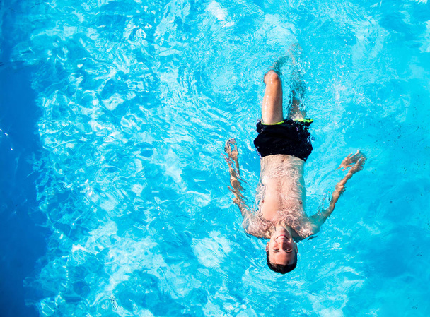 mutlu adam üst görünümünden havuzda yüzüyor. Yaz tatili - Fotoğraf, Görsel