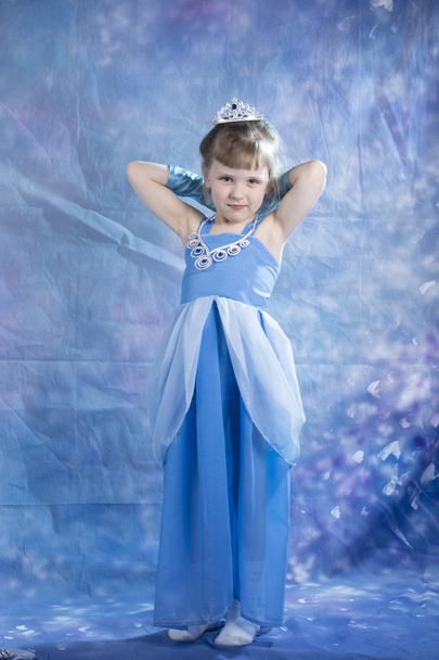 μικρό κορίτσι πριγκίπισσα posiing στο στούντιο - Φωτογραφία, εικόνα