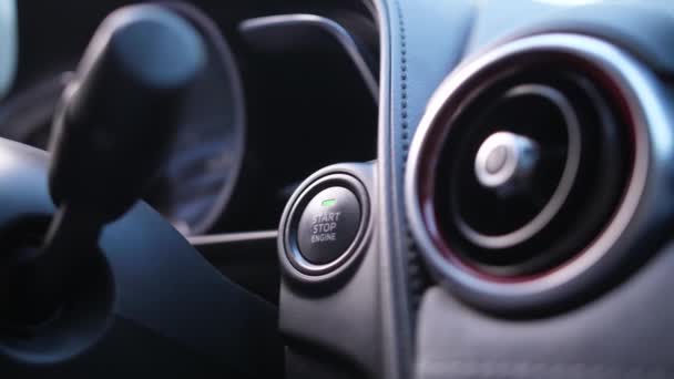 Womans dito avvio motore dell'auto premendo il pulsante
 - Filmati, video