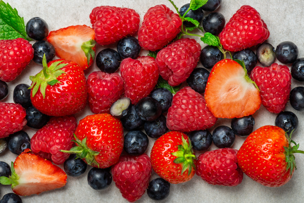 Fresh summer berries such as blueberries, strawberries, raspberries - Foto, afbeelding