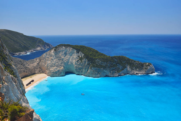 Słynna Zatoka wraku, Plaża Navagio, Wyspa Zakintos, Grecja. Jednym z najpopularniejszych miejsc na świecie - Zdjęcie, obraz