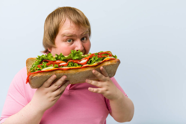 Кавказька божевільна блондинка товста людина тримає гігантський бутерброд - Фото, зображення