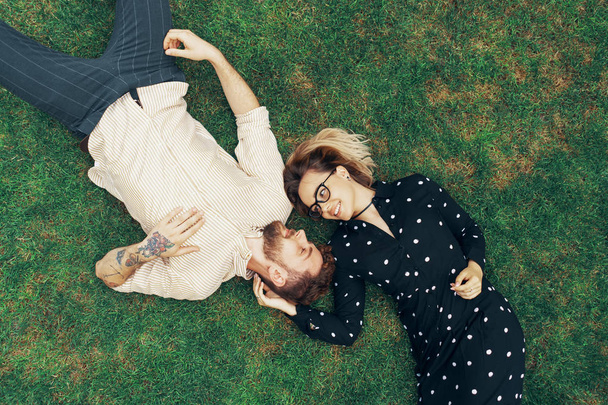 закохана пара лежить на траві
 - Фото, зображення