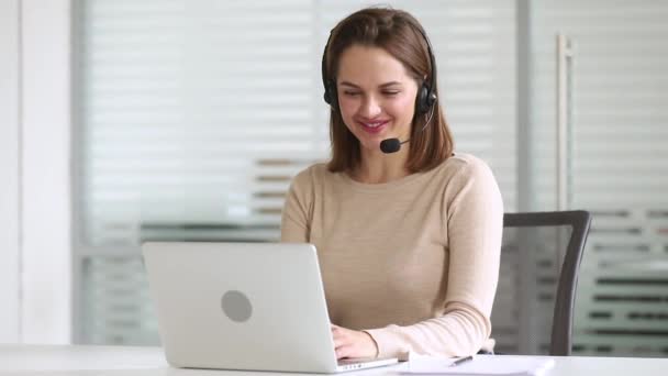 Sorrindo mulher de negócios recepcionista usar fone de ouvido consultar cliente online
 - Filmagem, Vídeo