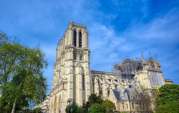 Notre Dame székesegyház a Szajna folyó Párizsban, Franciaország a tűz után április 15, 2019. - Fotó, kép