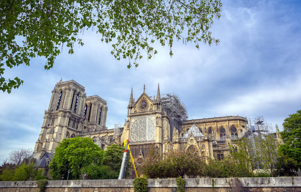 Notre Dame székesegyház a Szajna folyó Párizsban, Franciaország a tűz után április 15, 2019. - Fotó, kép