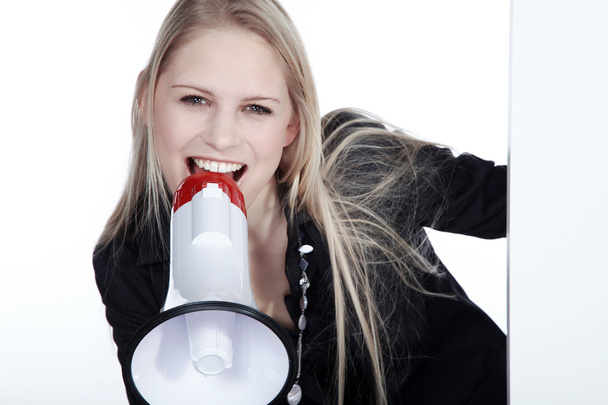 Szőke lány kiabál egy megafon - Fotó, kép
