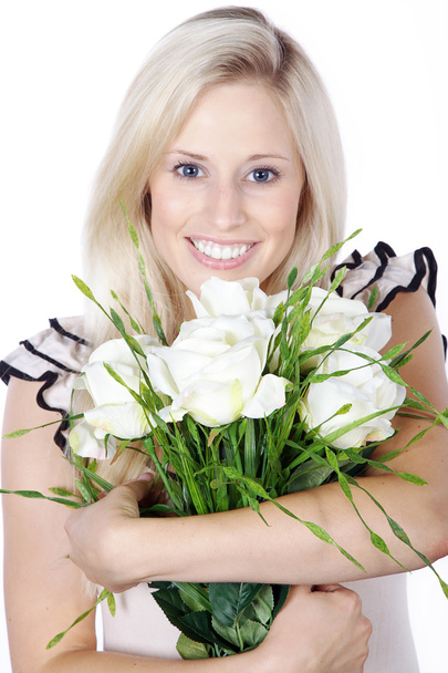 Молодая женщина с букетом цветов - Фото, изображение