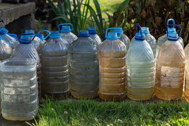 su dolu plastik şişeler sıralar halinde döşenir - Fotoğraf, Görsel