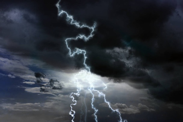 Himmel mit schweren Regenwolken und Blitzen. Gewitter  - Foto, Bild