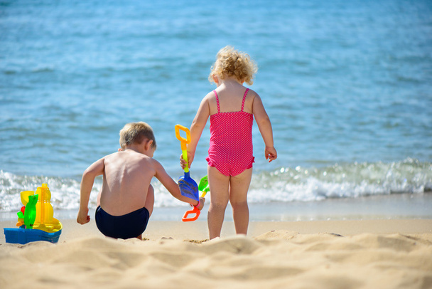 Little brother and sister playing with sand - Foto, Imagen