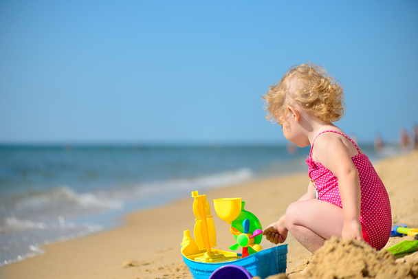 Cute little girl playing with sand - Foto, imagen