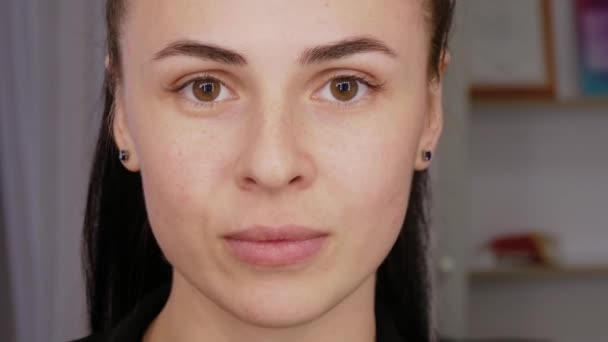 Portret van een meisje zonder make-up - Video