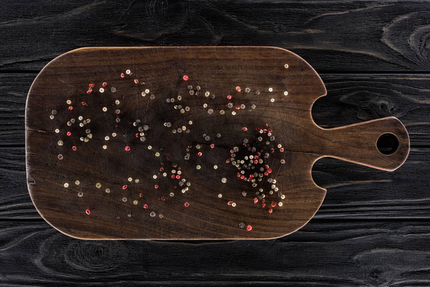 masada baharatlar ile ahşap kesme tahtası üst görünümü  - Fotoğraf, Görsel