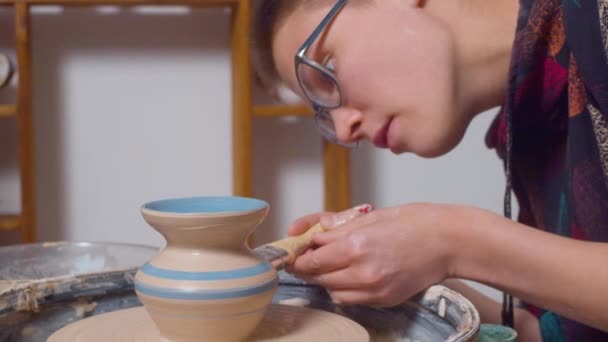 Egy váza festése egy fazekaskeréken - Felvétel, videó
