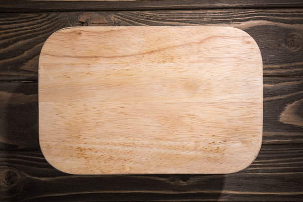 kahverengi masa üzerinde ahşap kesme tahtası üst görünümü  - Fotoğraf, Görsel
