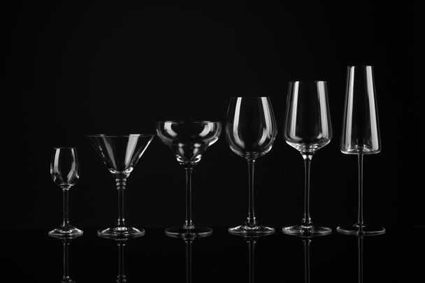 Ensemble de verres vides sur fond noir
 - Photo, image