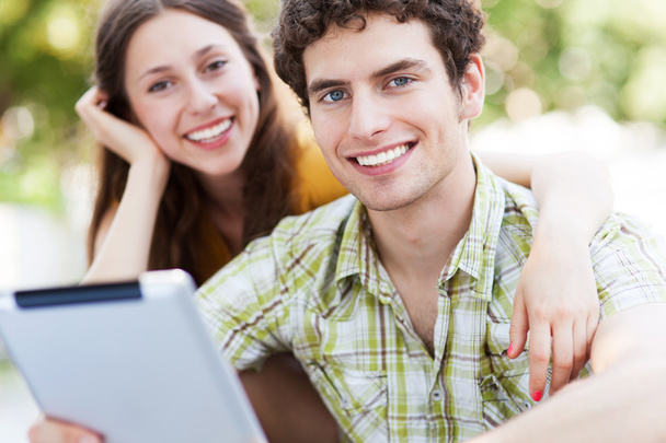 Jeune couple avec tablette numérique
 - Photo, image