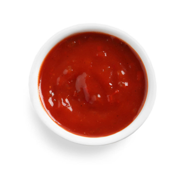 Lahodná rajčatová omáčka v misce na bílém pozadí, pohled shora - Fotografie, Obrázek
