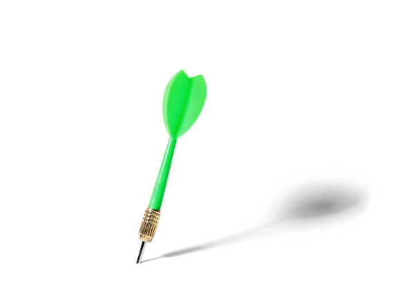 Зелена стрілка дротика для гри на білому тлі
 - Фото, зображення
