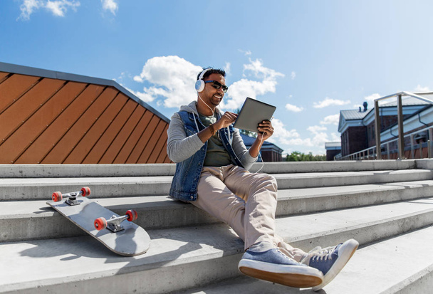 man with tablet pc and headphones on roof top - Foto, Imagem