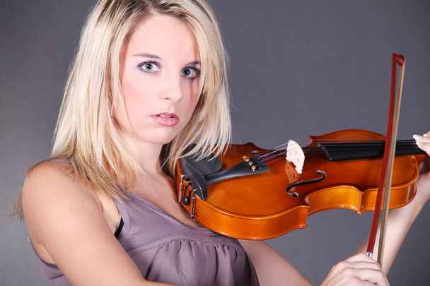 Beautiful young woman playing violin - Zdjęcie, obraz