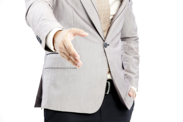 取り引きを密封する握手を求めて手を与えることのスーツのビジネスマン - 写真・画像